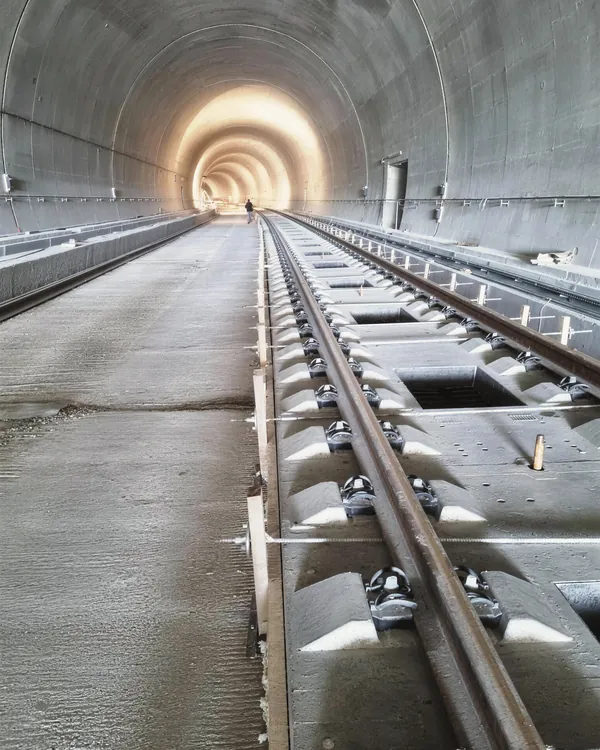 Tiri v železniškem predoru med betonskimi deli