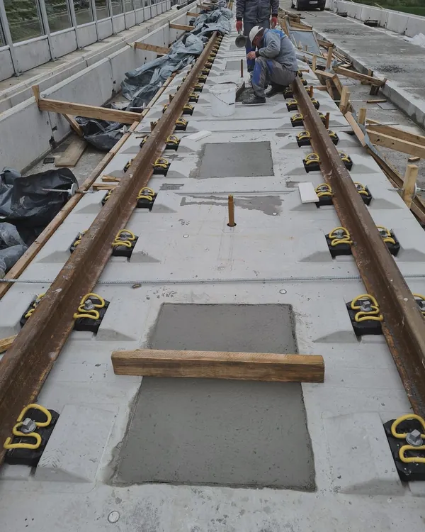 Sveže betonirana polja med pragovi na železniškem viaduktu